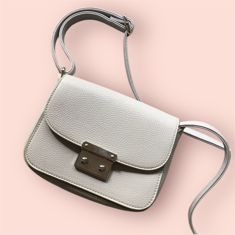 ๐ฉถ Lovely gently used grey & silver pebbled leather adjustable crossbody purse - Picture 1 of 16
